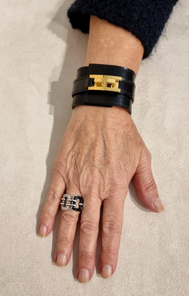 Hermès Bracelet Manchette modèle DRAG plaqué or et cuir noir-photo-3