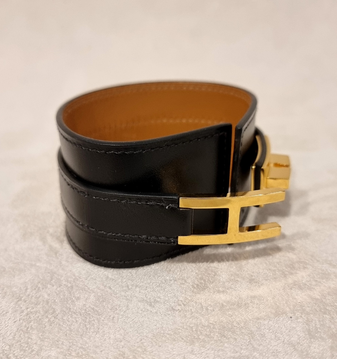 Hermès Bracelet Manchette modèle DRAG plaqué or et cuir noir-photo-3