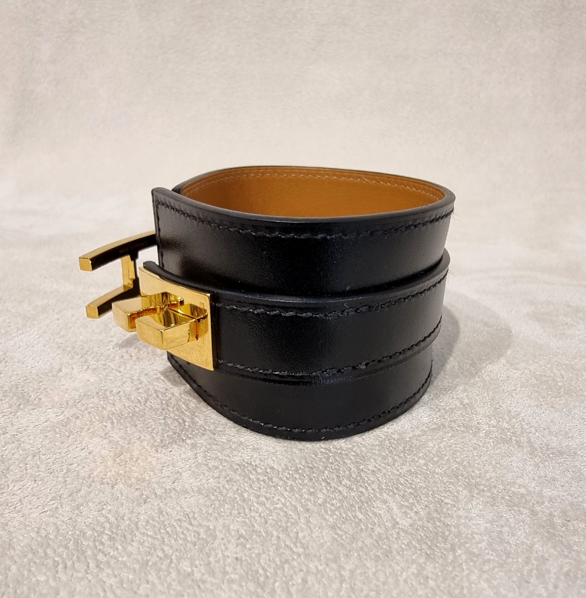 Hermès Bracelet Manchette modèle DRAG plaqué or et cuir noir-photo-4