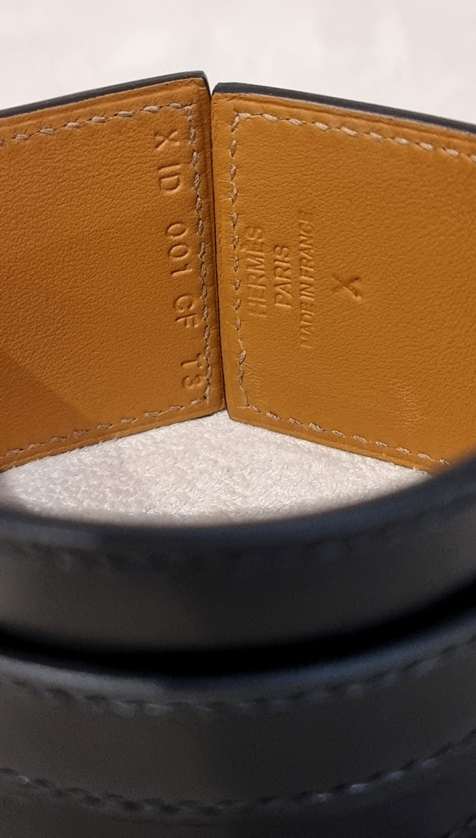 Hermès Bracelet Manchette modèle DRAG plaqué or et cuir noir-photo-5