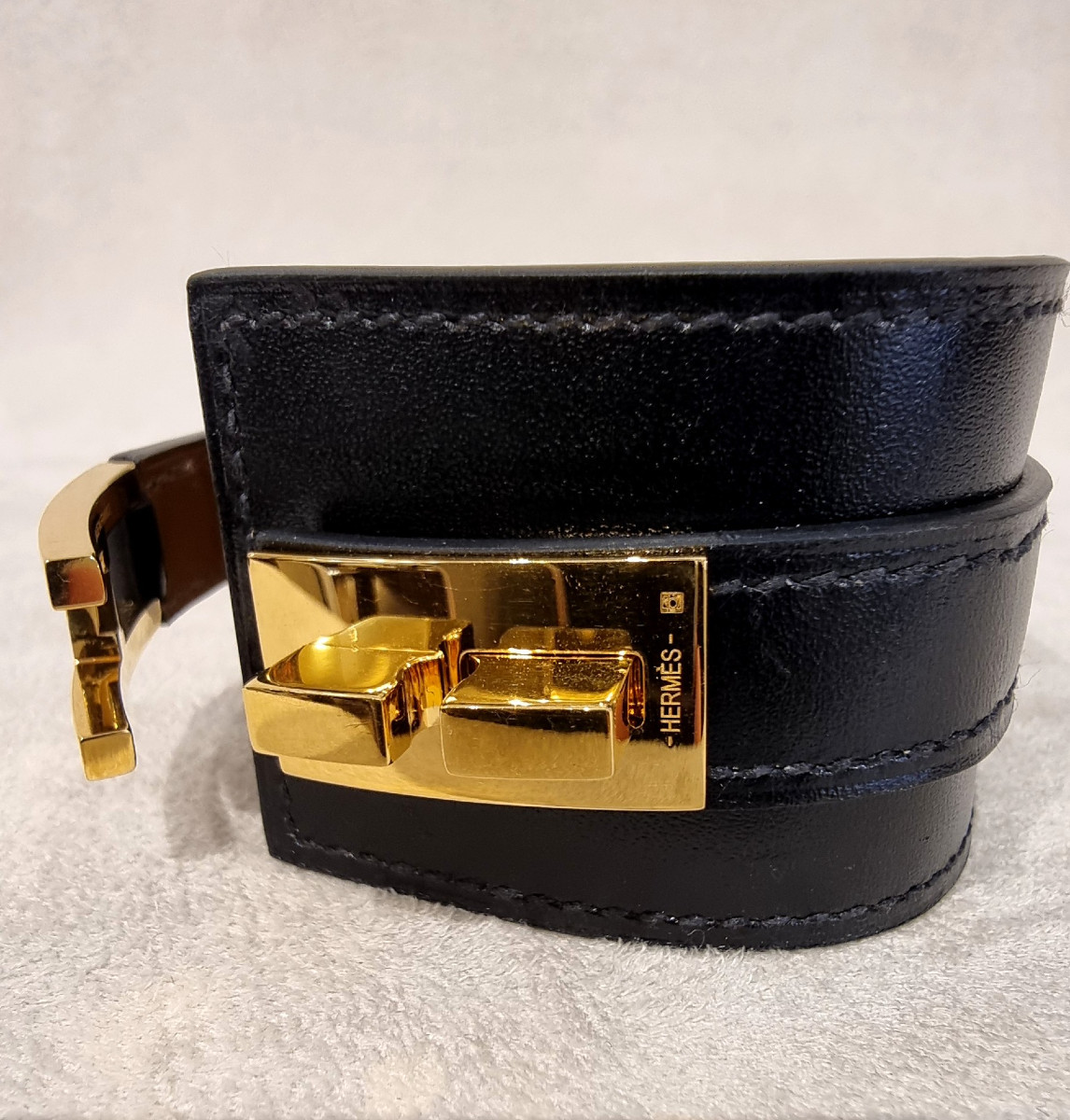 Hermès Bracelet Manchette modèle DRAG plaqué or et cuir noir-photo-6