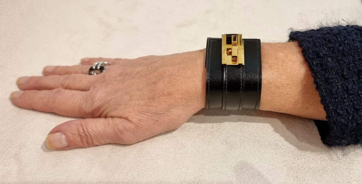 Hermès Bracelet Manchette modèle DRAG plaqué or et cuir noir-photo-7