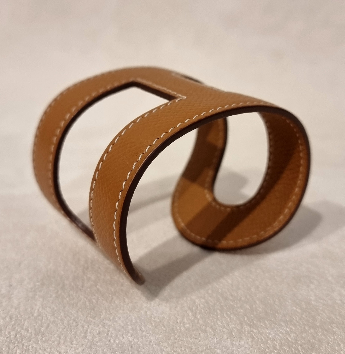 Hermès Bracelet Manchette Modèle Ano en cuir fauve grainé -photo-2