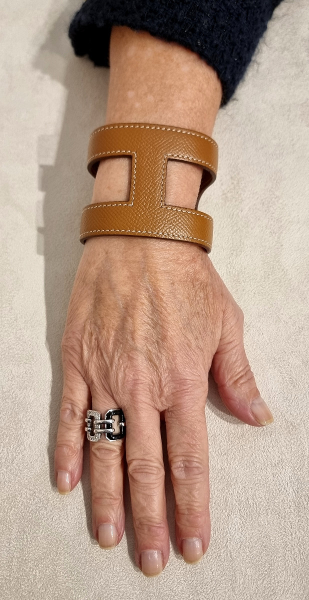 Hermès Bracelet Manchette Modèle Ano en cuir fauve grainé -photo-3