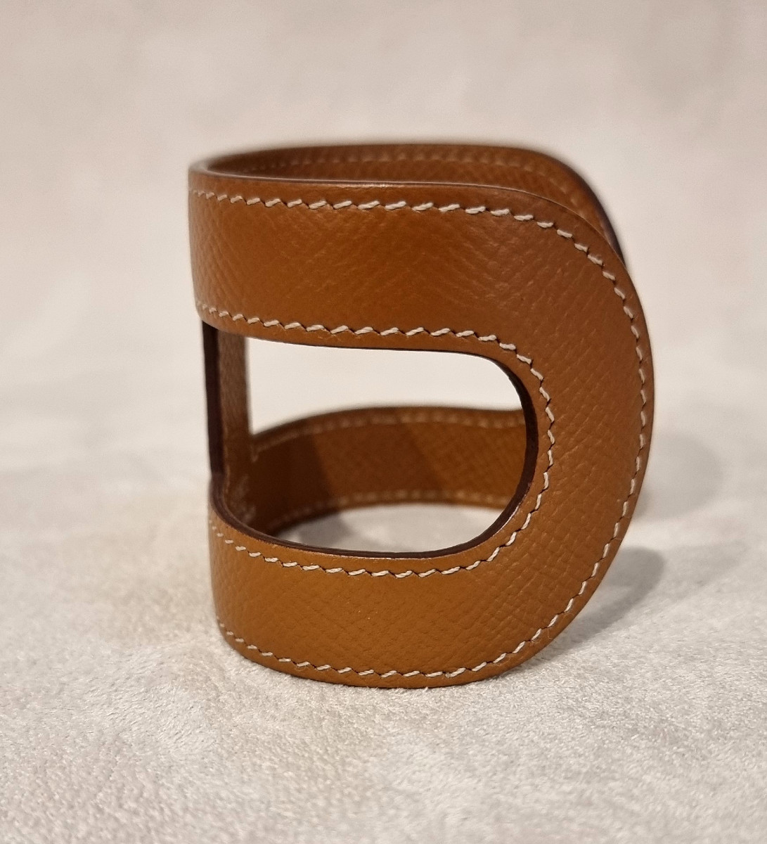 Hermès Bracelet Manchette Modèle Ano en cuir fauve grainé -photo-1