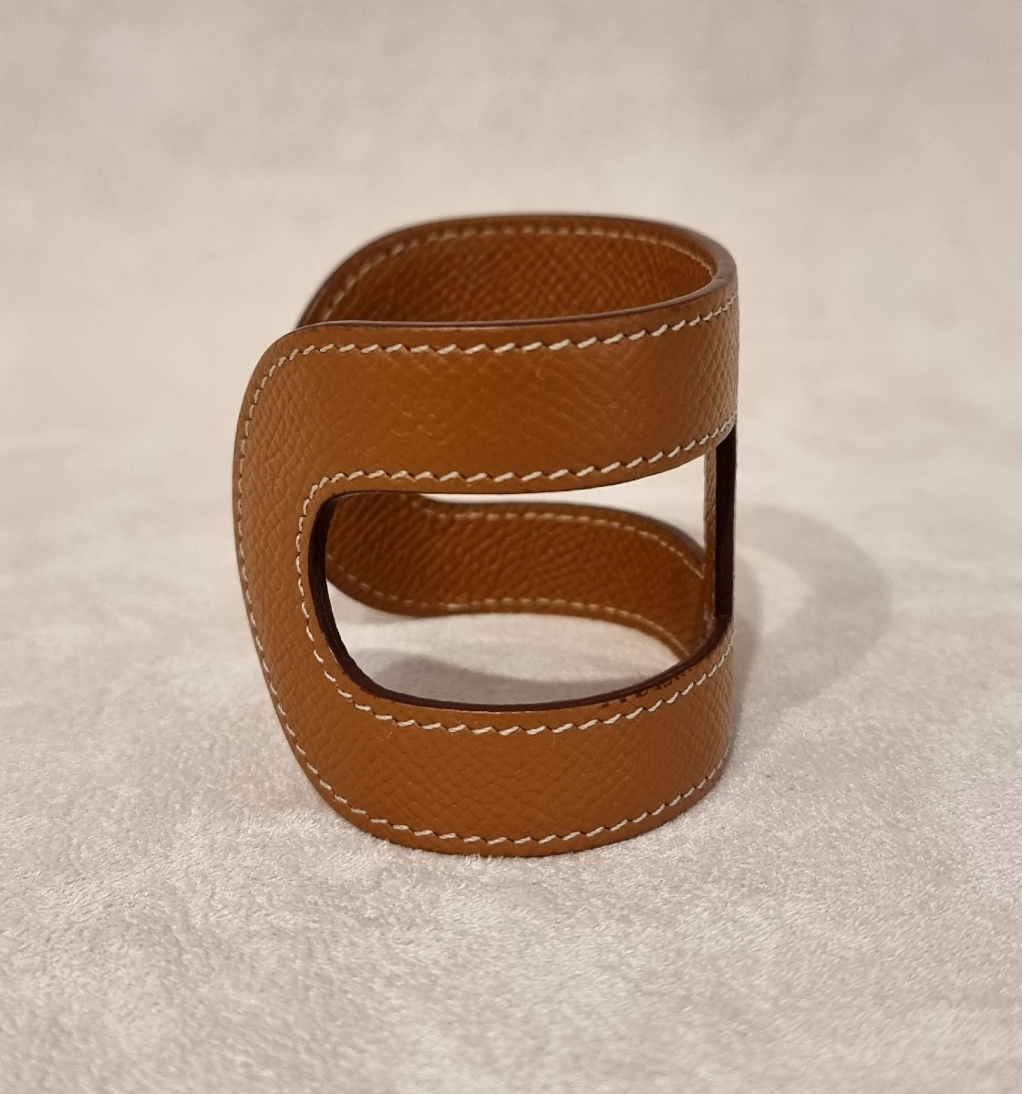 Hermès Bracelet Manchette Modèle Ano en cuir fauve grainé -photo-2