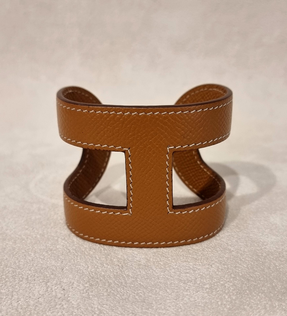 Hermès Bracelet Manchette Modèle Ano en cuir fauve grainé 