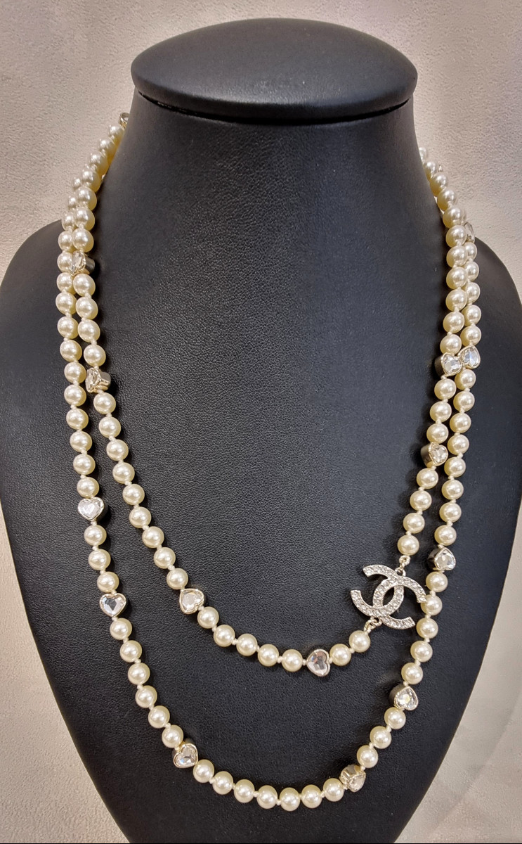CHANEL COLLIER  SAUTOIR PERLES & Coeur cristal