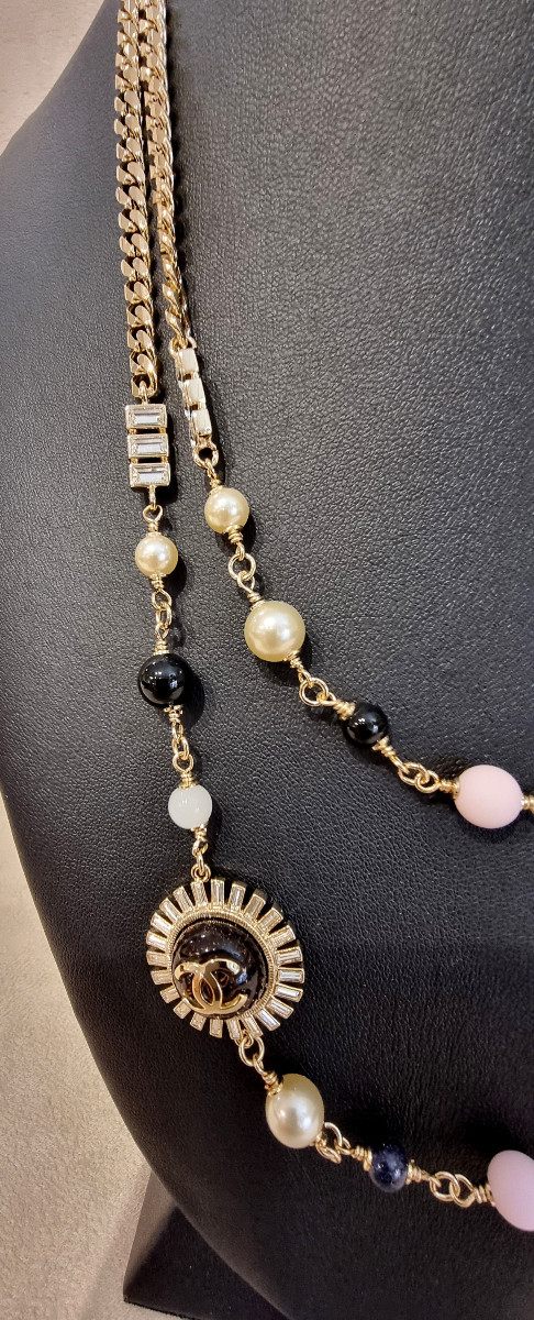 Chanel Collier Sautoir Métal Doré Cristal et Résine -photo-1