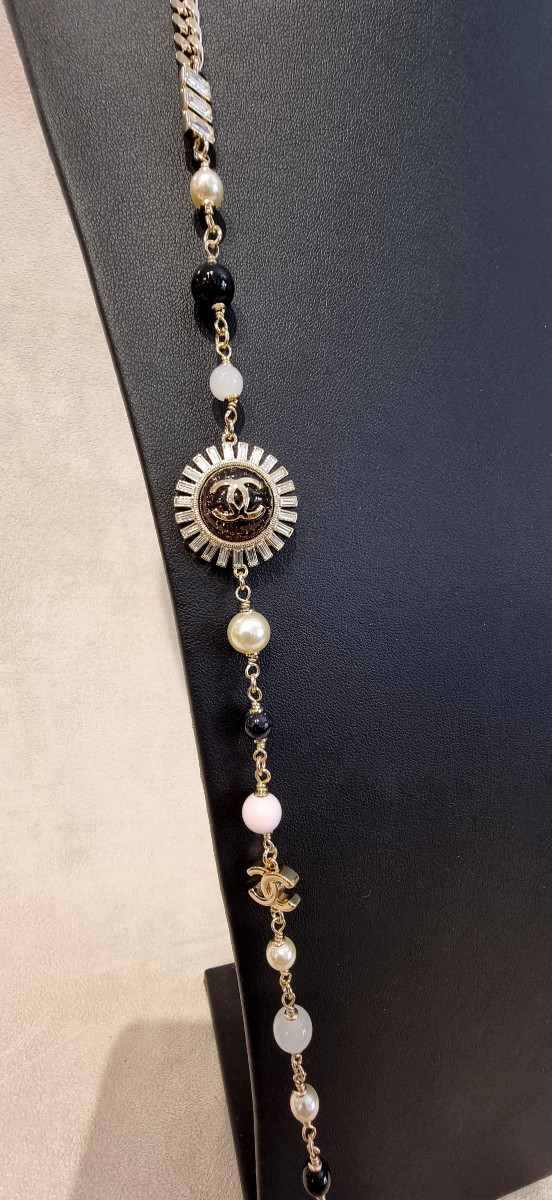 Chanel Collier Sautoir Métal Doré Cristal et Résine -photo-6