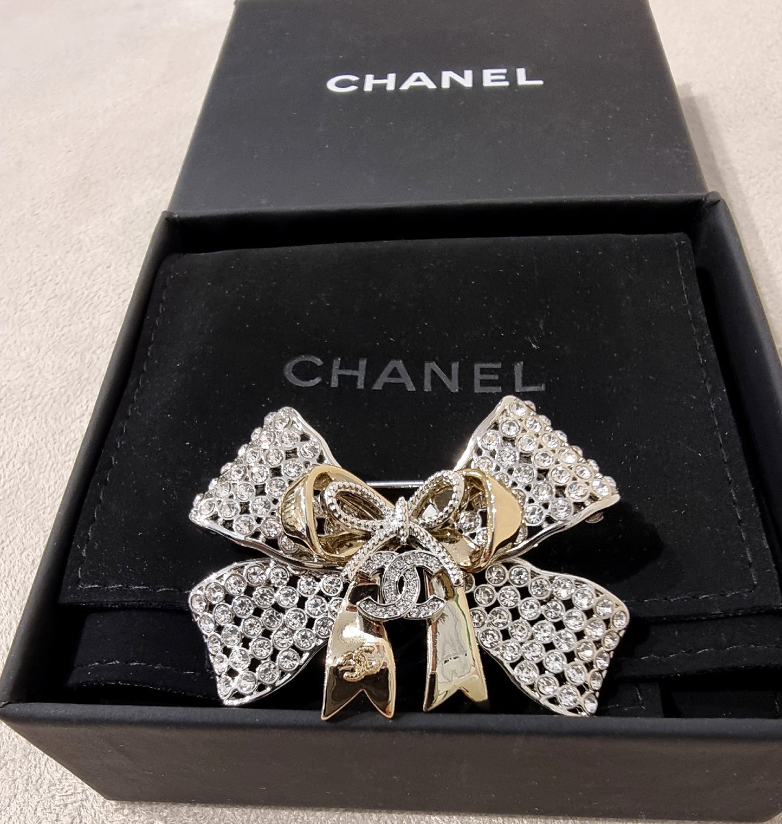 CHANEL BROCHE NOEUD en Métal Doré & Cristal-photo-2