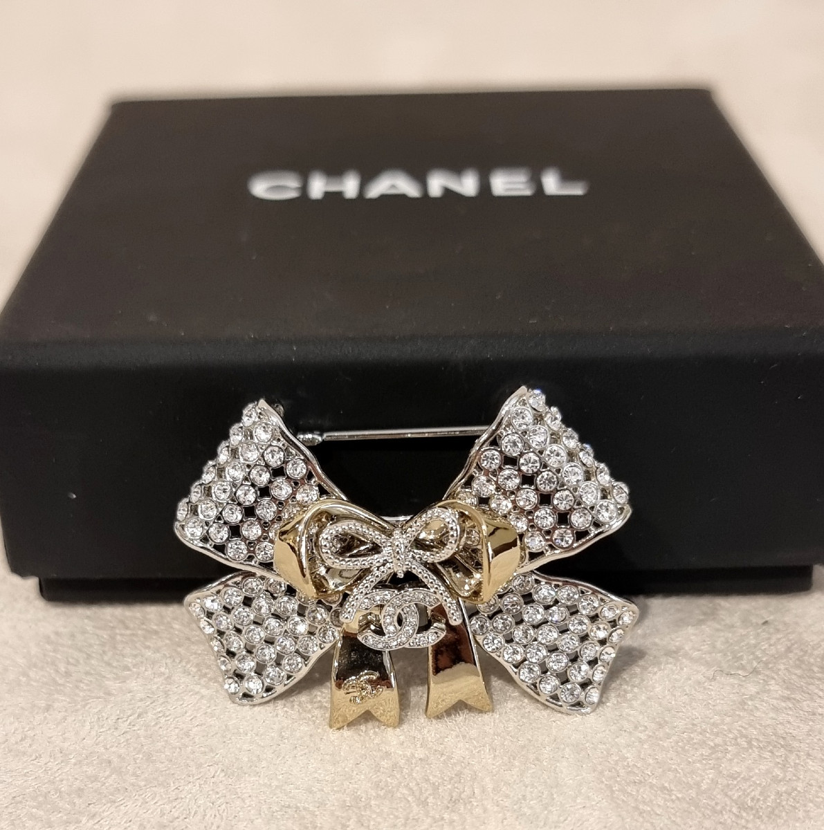 CHANEL BROCHE NOEUD en Métal Doré & Cristal-photo-3