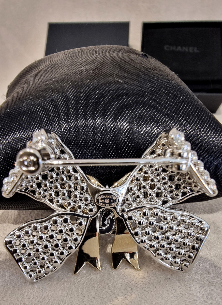 CHANEL BROCHE NOEUD en Métal Doré & Cristal-photo-4