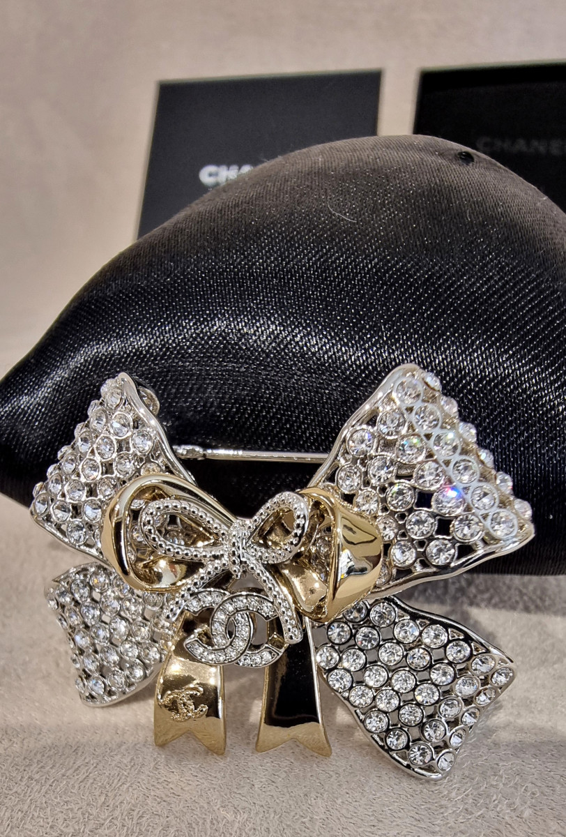 CHANEL BROCHE NOEUD en Métal Doré & Cristal-photo-1
