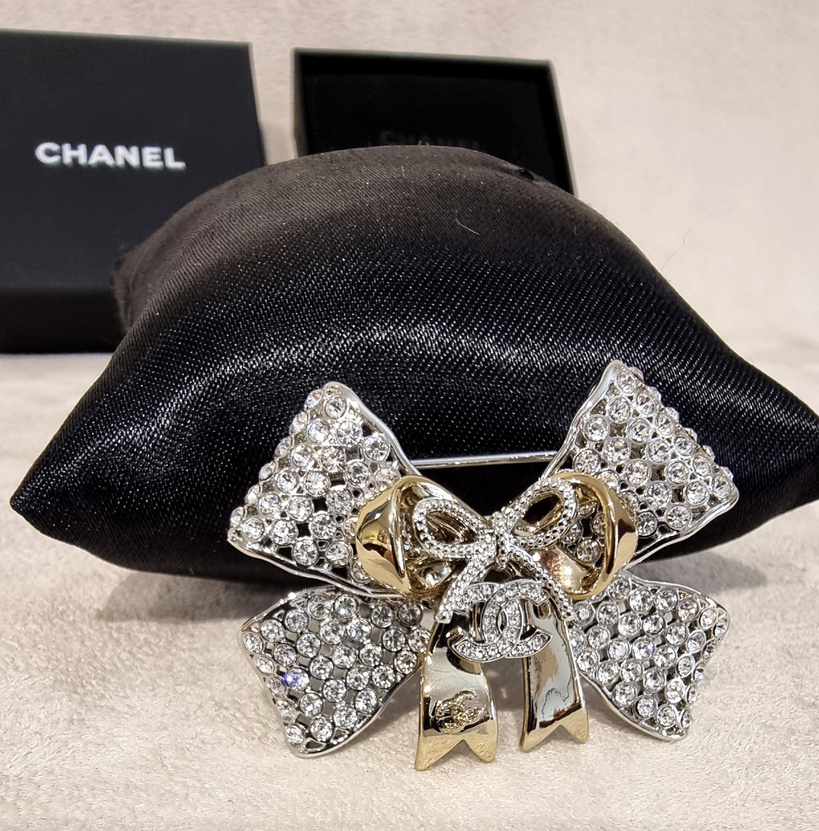 CHANEL BROCHE NOEUD en Métal Doré & Cristal-photo-2