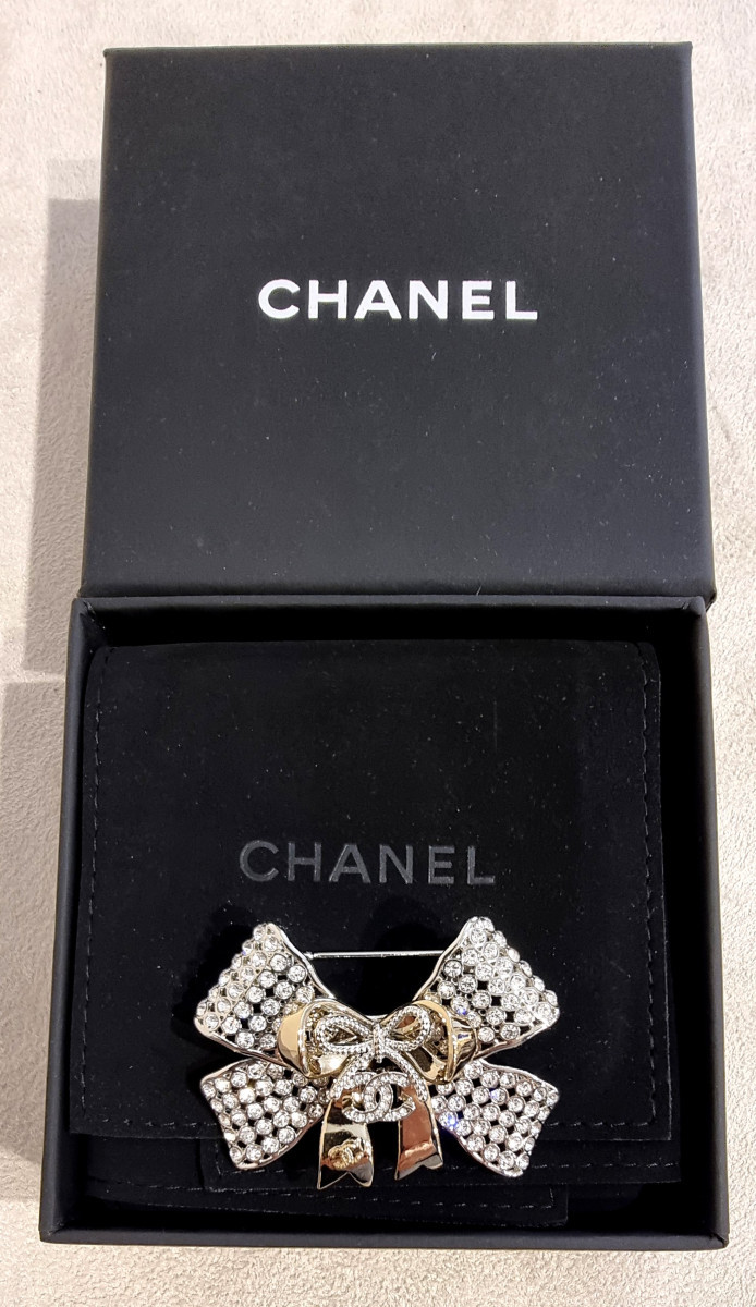 CHANEL BROCHE NOEUD en Métal Doré & Cristal-photo-3