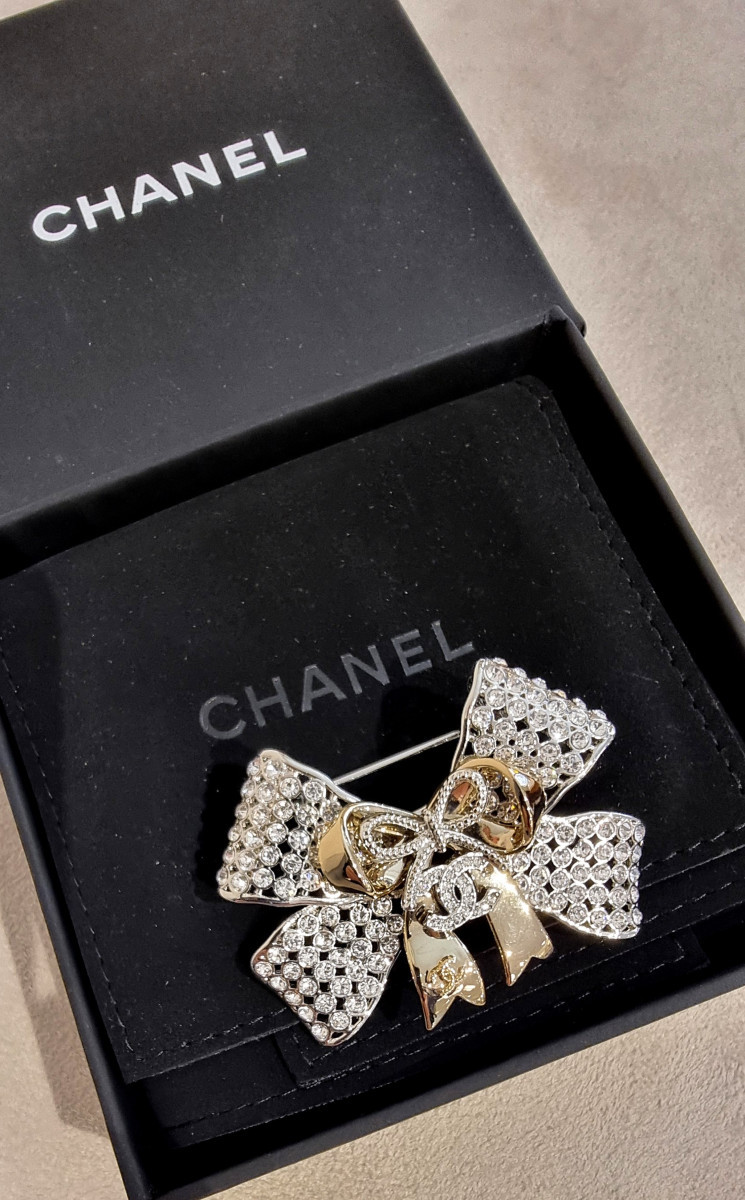 CHANEL BROCHE NOEUD en Métal Doré & Cristal