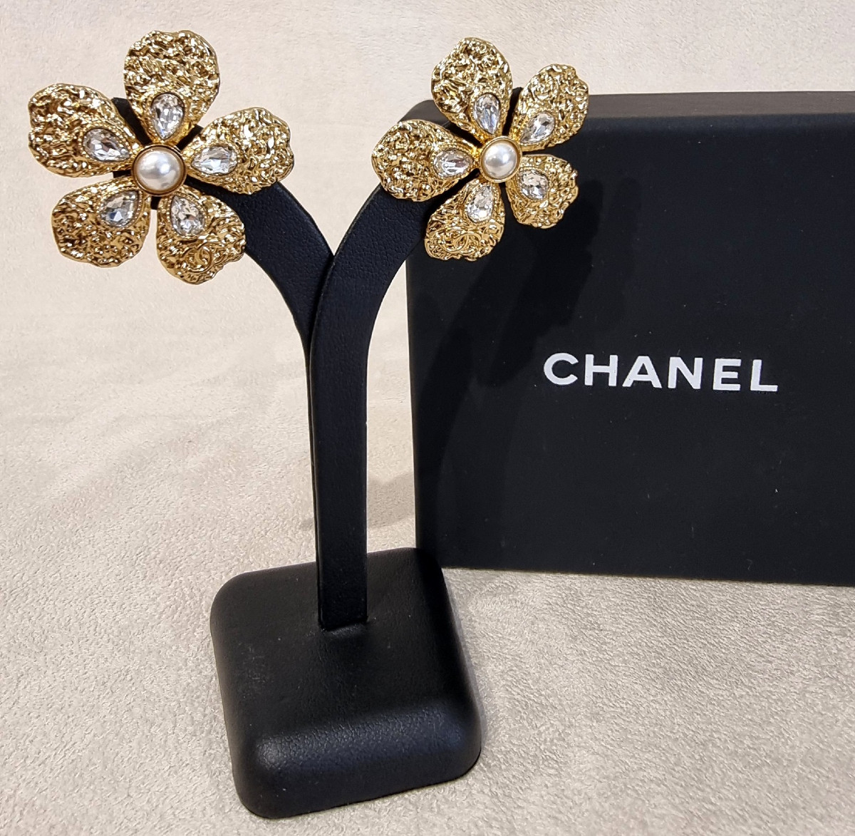Chanel Paire De Boucles D'Oreilles Métal doré & cristal