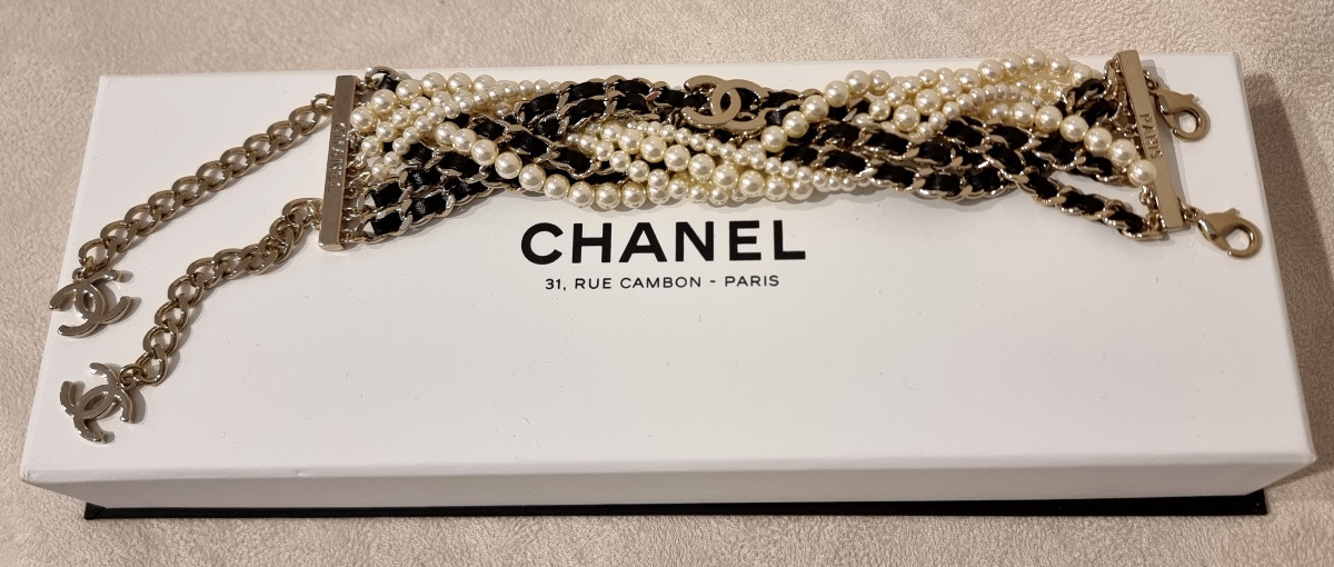 CHANEL BRACELET PERLES DE VERRE Nacrées & Cuir tressé
