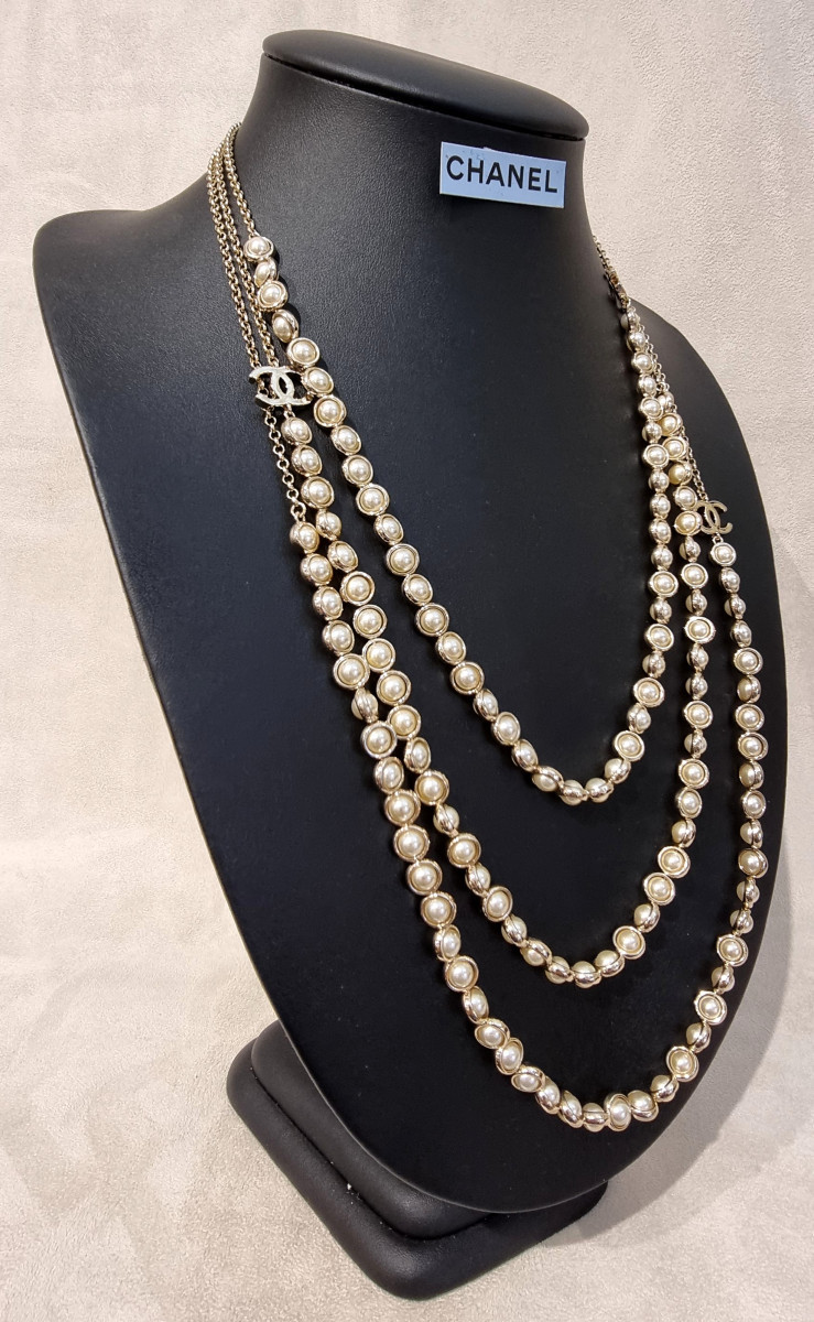 CHANEL Collier  Sautoir 3 rangs métal doré et perles de verre nacrées-photo-2
