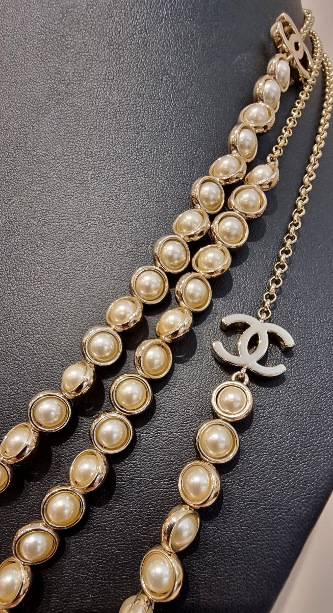 CHANEL Collier  Sautoir 3 rangs métal doré et perles de verre nacrées-photo-3