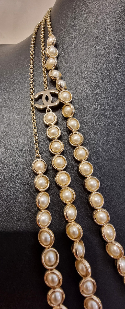 CHANEL Collier  Sautoir 3 rangs métal doré et perles de verre nacrées-photo-1