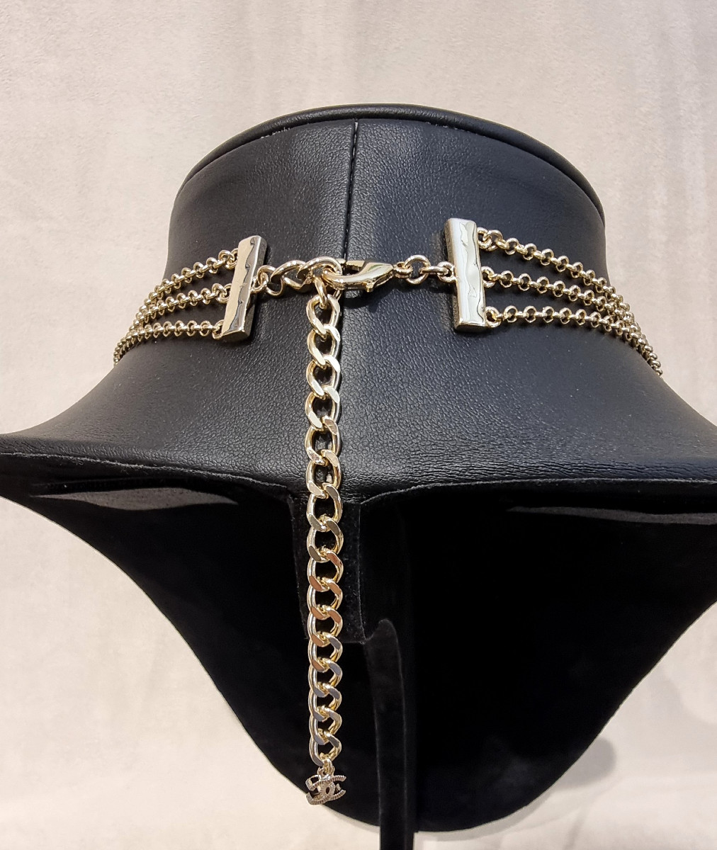 CHANEL Collier  Sautoir 3 rangs métal doré et perles de verre nacrées-photo-2