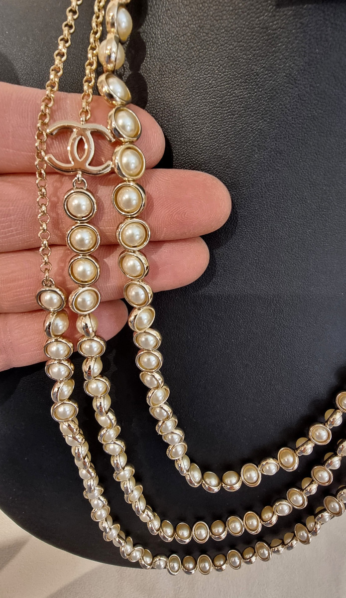 CHANEL Collier  Sautoir 3 rangs métal doré et perles de verre nacrées-photo-3