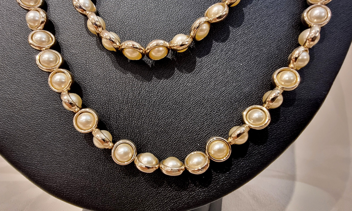 CHANEL Collier  Sautoir 3 rangs métal doré et perles de verre nacrées-photo-4