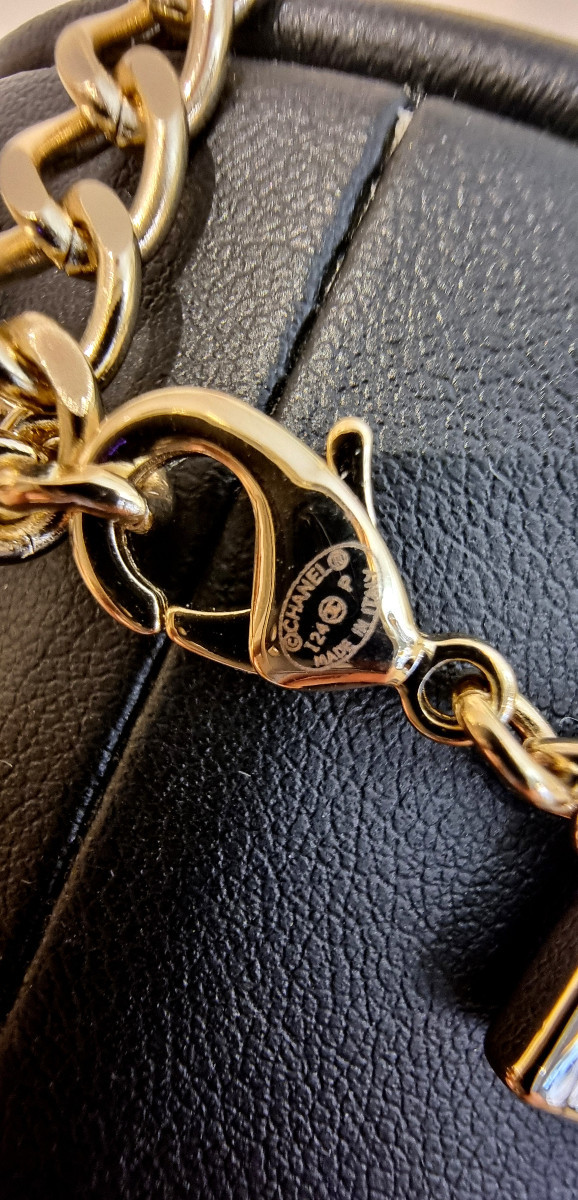 CHANEL Collier  Sautoir 3 rangs métal doré et perles de verre nacrées-photo-5