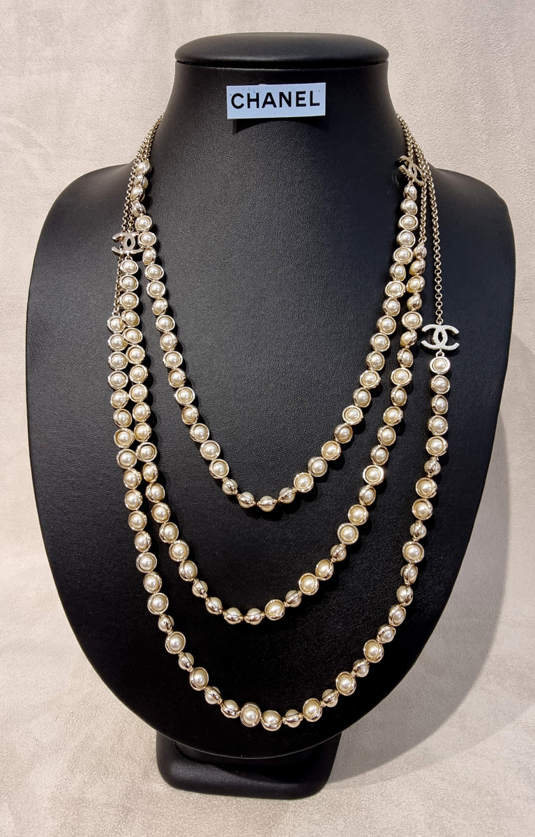 CHANEL Collier  Sautoir 3 rangs métal doré et perles de verre nacrées