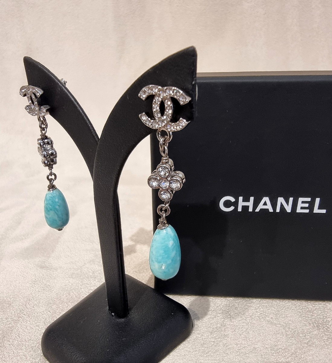 CHANEL Paire de Boucles D'oreilles pendants en métal argenté cristal et perles de verre bleues-photo-2