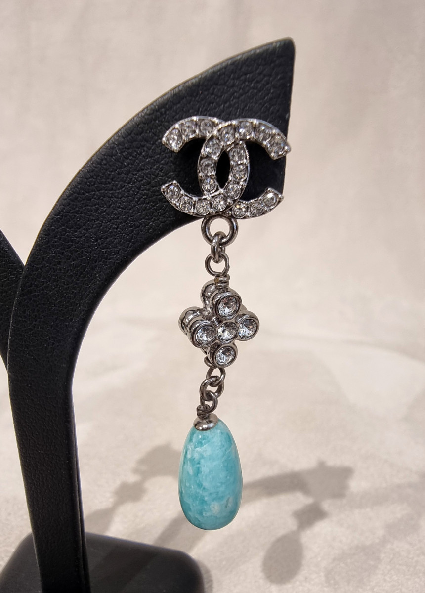 CHANEL Paire de Boucles D'oreilles pendants en métal argenté cristal et perles de verre bleues-photo-3