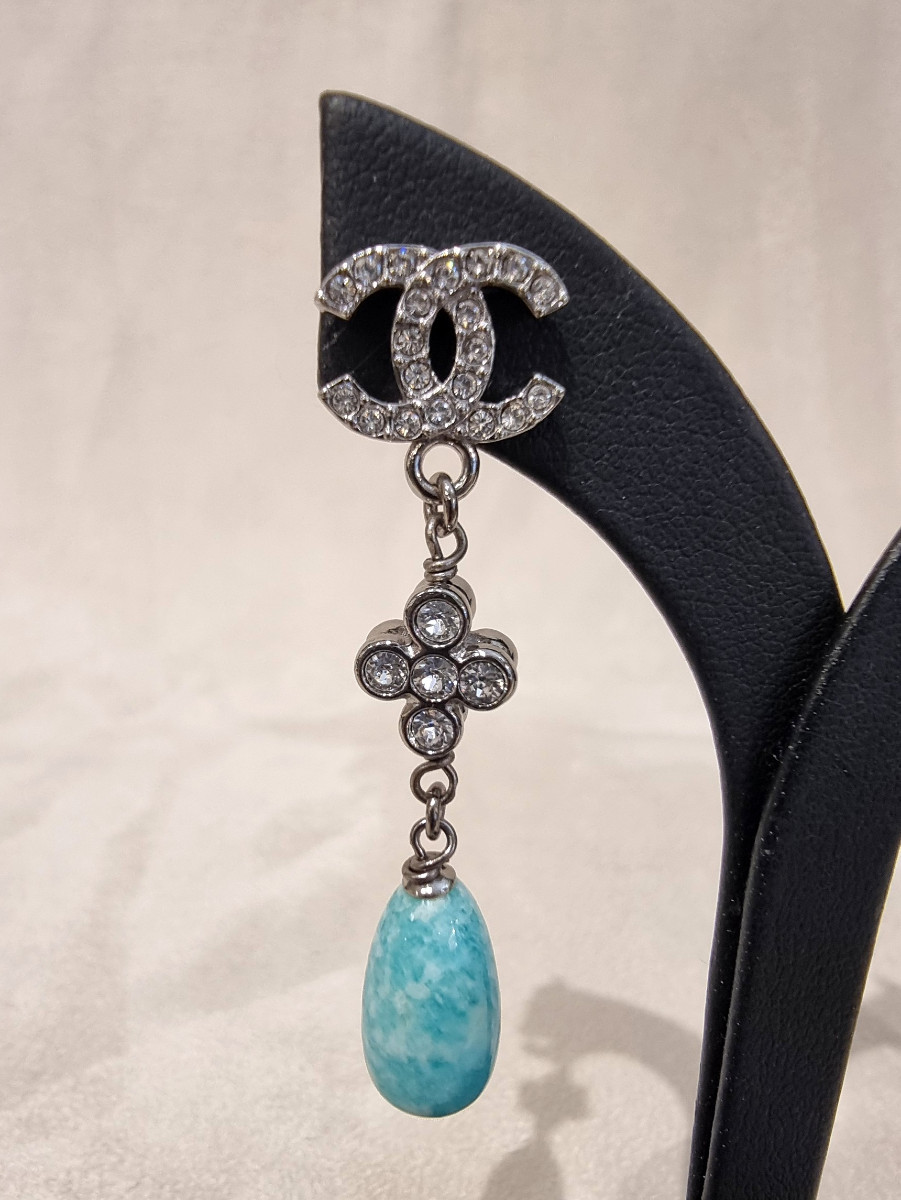 CHANEL Paire de Boucles D'oreilles pendants en métal argenté cristal et perles de verre bleues-photo-4