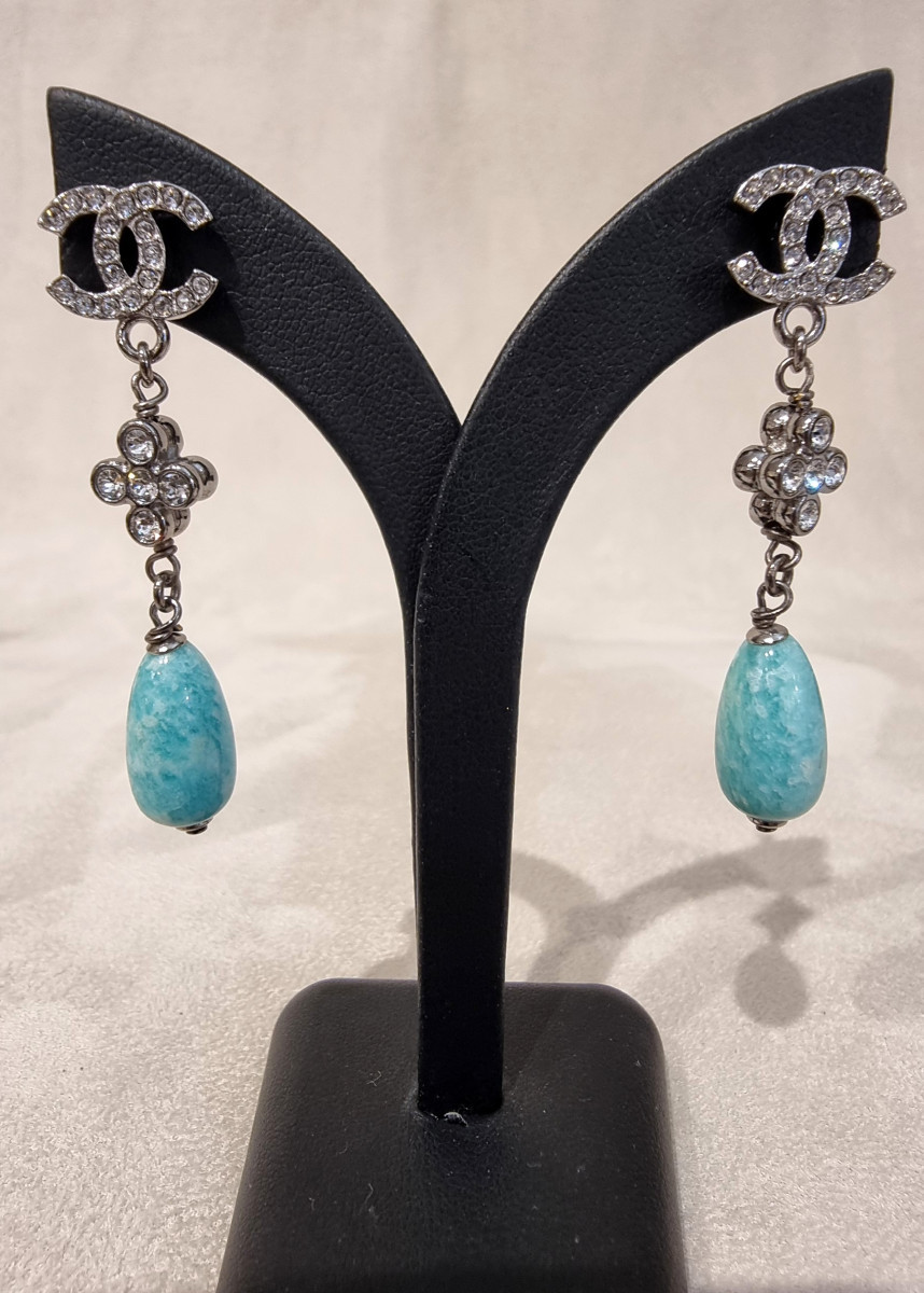 CHANEL Paire de Boucles D'oreilles pendants en métal argenté cristal et perles de verre bleues-photo-1