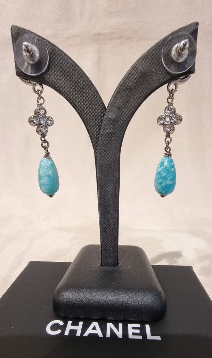 CHANEL Paire de Boucles D'oreilles pendants en métal argenté cristal et perles de verre bleues-photo-2