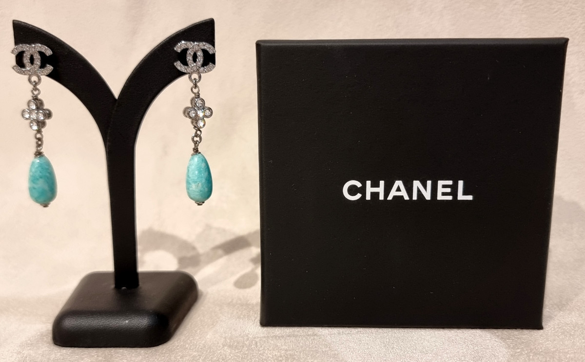CHANEL Paire de Boucles D'oreilles pendants en métal argenté cristal et perles de verre bleues