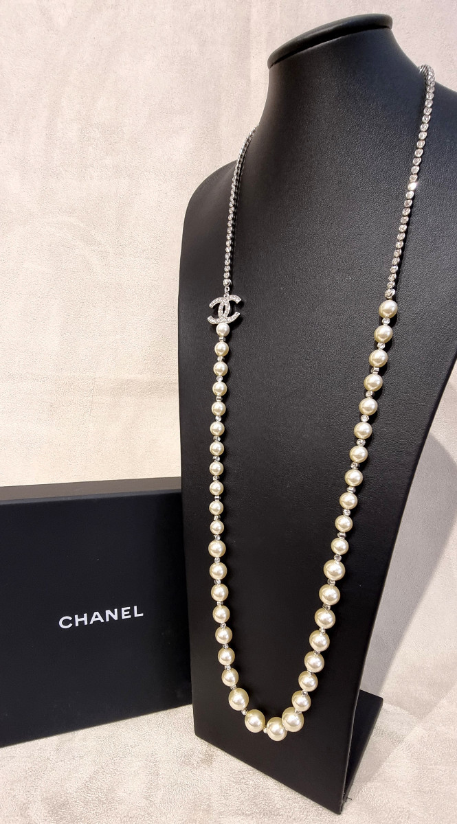 CHANEL COLLIER SAUTOIR en Métal argenté, perles de verre nacrées et cristal -photo-2