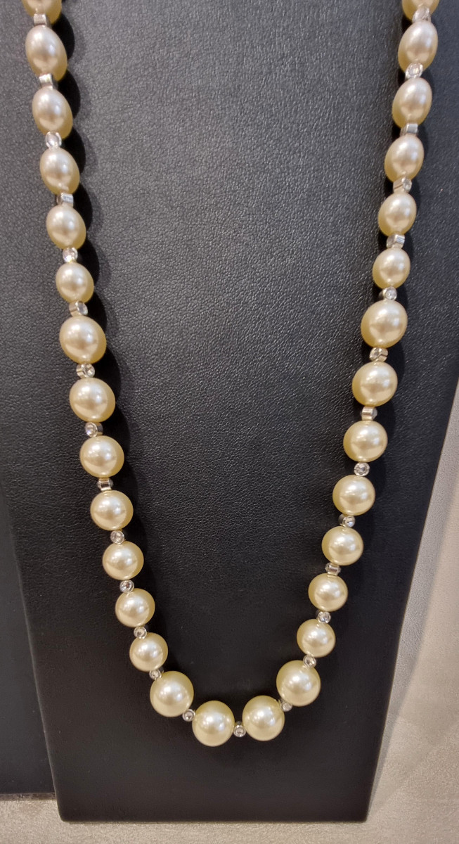 CHANEL COLLIER SAUTOIR en Métal argenté, perles de verre nacrées et cristal -photo-4