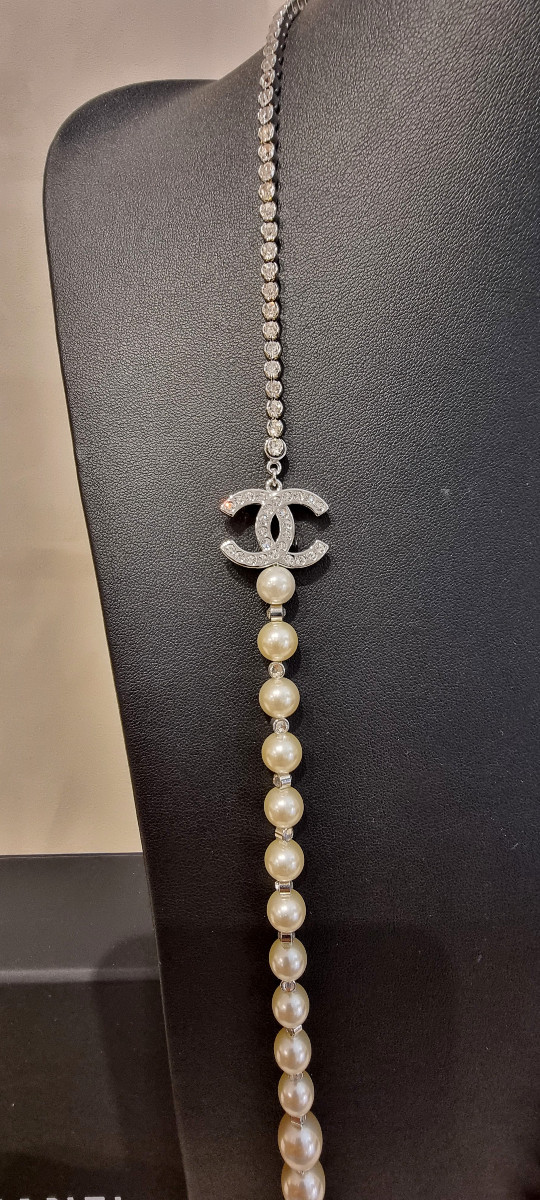 CHANEL COLLIER SAUTOIR en Métal argenté, perles de verre nacrées et cristal -photo-1