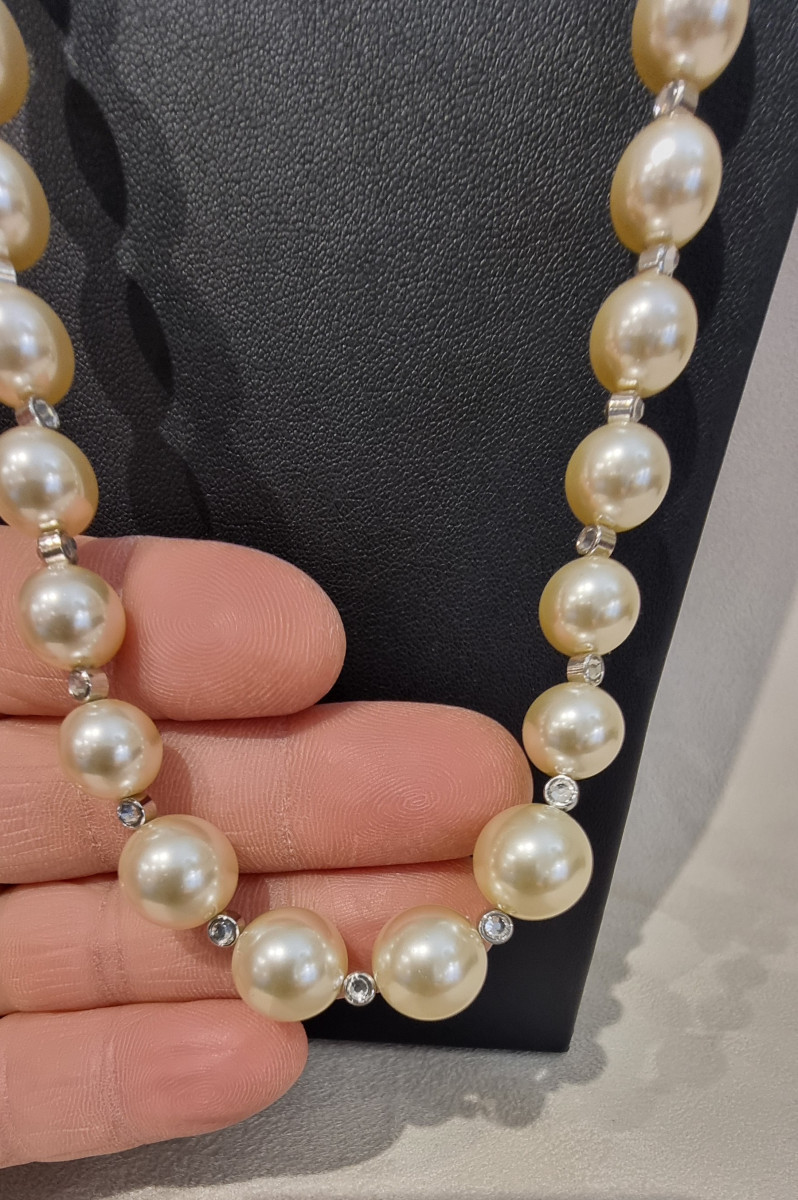CHANEL COLLIER SAUTOIR en Métal argenté, perles de verre nacrées et cristal -photo-2