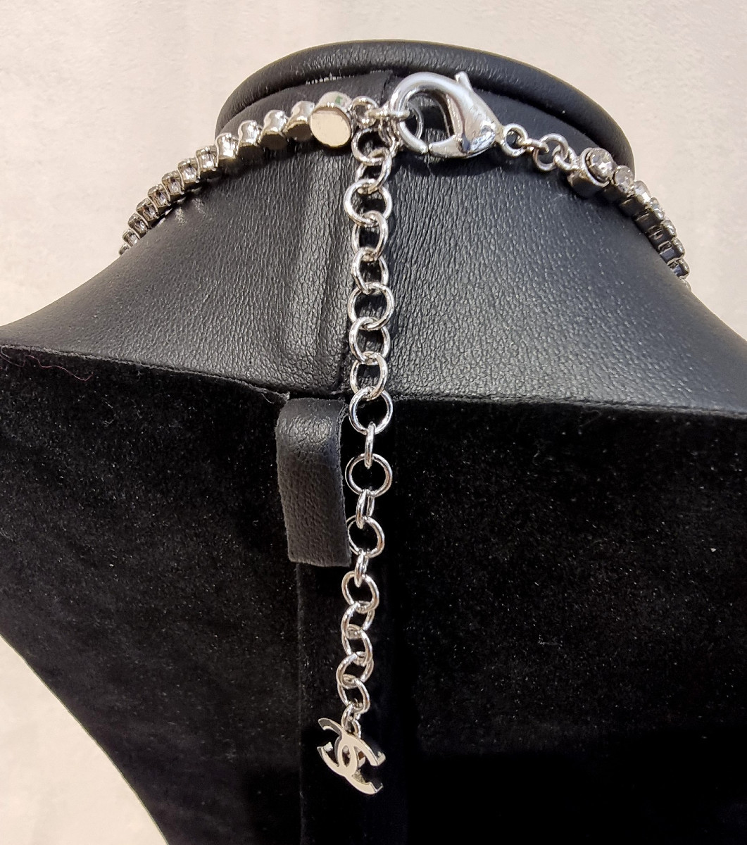 CHANEL COLLIER SAUTOIR en Métal argenté, perles de verre nacrées et cristal -photo-4