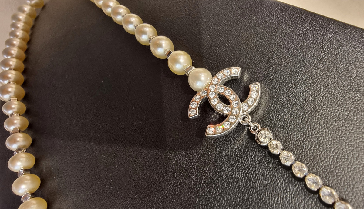 CHANEL COLLIER SAUTOIR en Métal argenté, perles de verre nacrées et cristal -photo-5