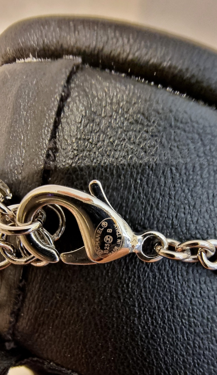 CHANEL COLLIER SAUTOIR en Métal argenté, perles de verre nacrées et cristal -photo-6
