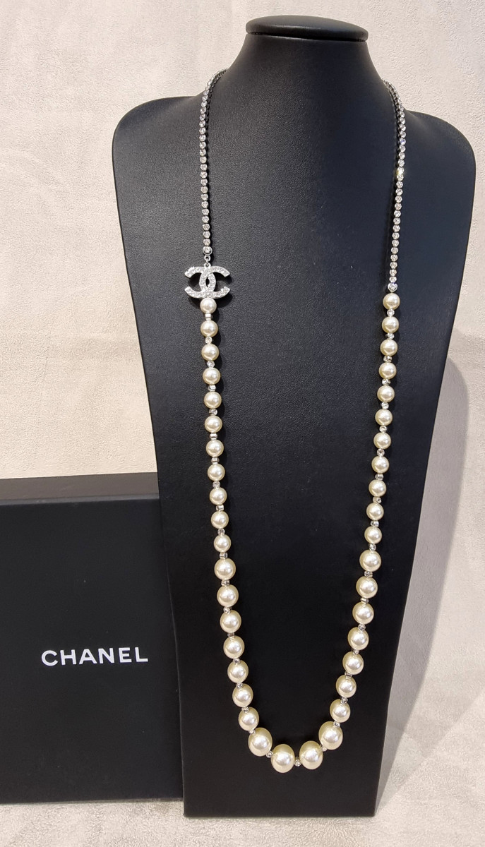 CHANEL COLLIER SAUTOIR en Métal argenté, perles de verre nacrées et cristal 