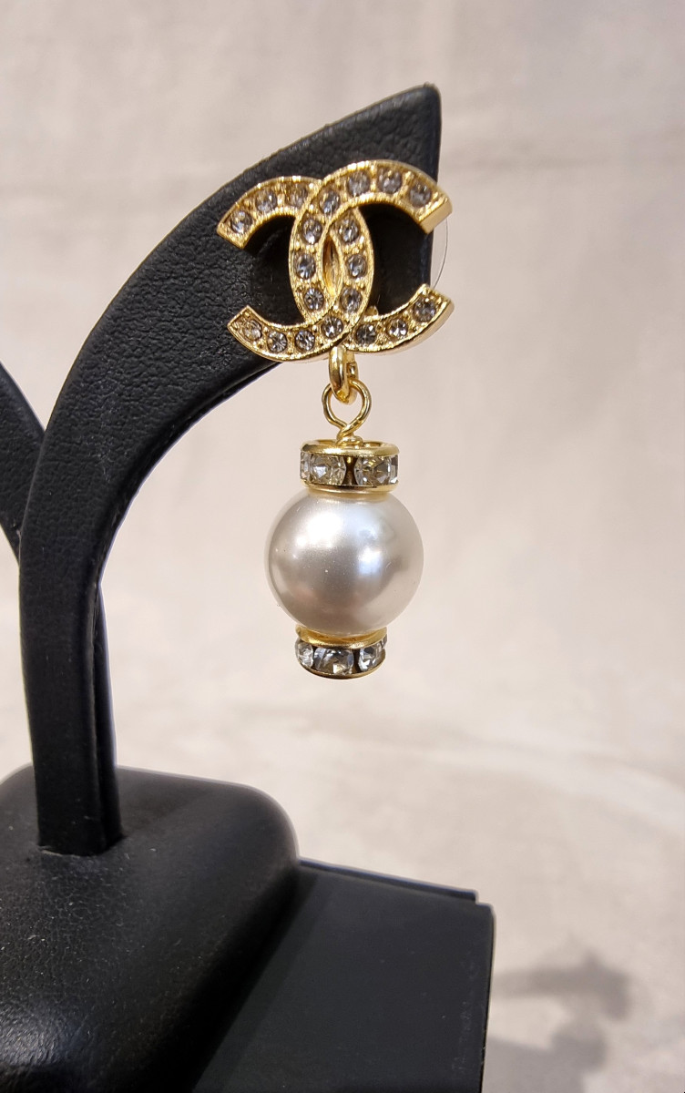 CHANEL Paire de boucles d'oreilles pendants métal doré perles de verre nacrées & cristal-photo-2