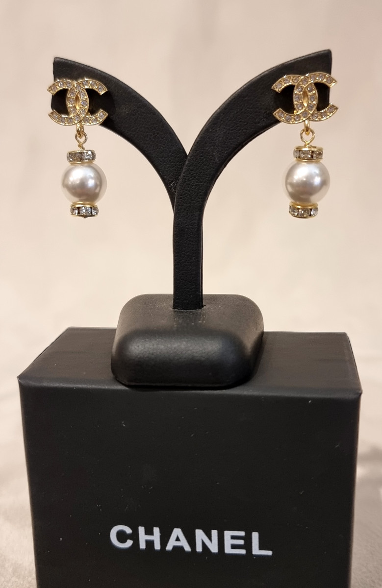 CHANEL Paire de boucles d'oreilles pendants métal doré perles de verre nacrées & cristal-photo-3