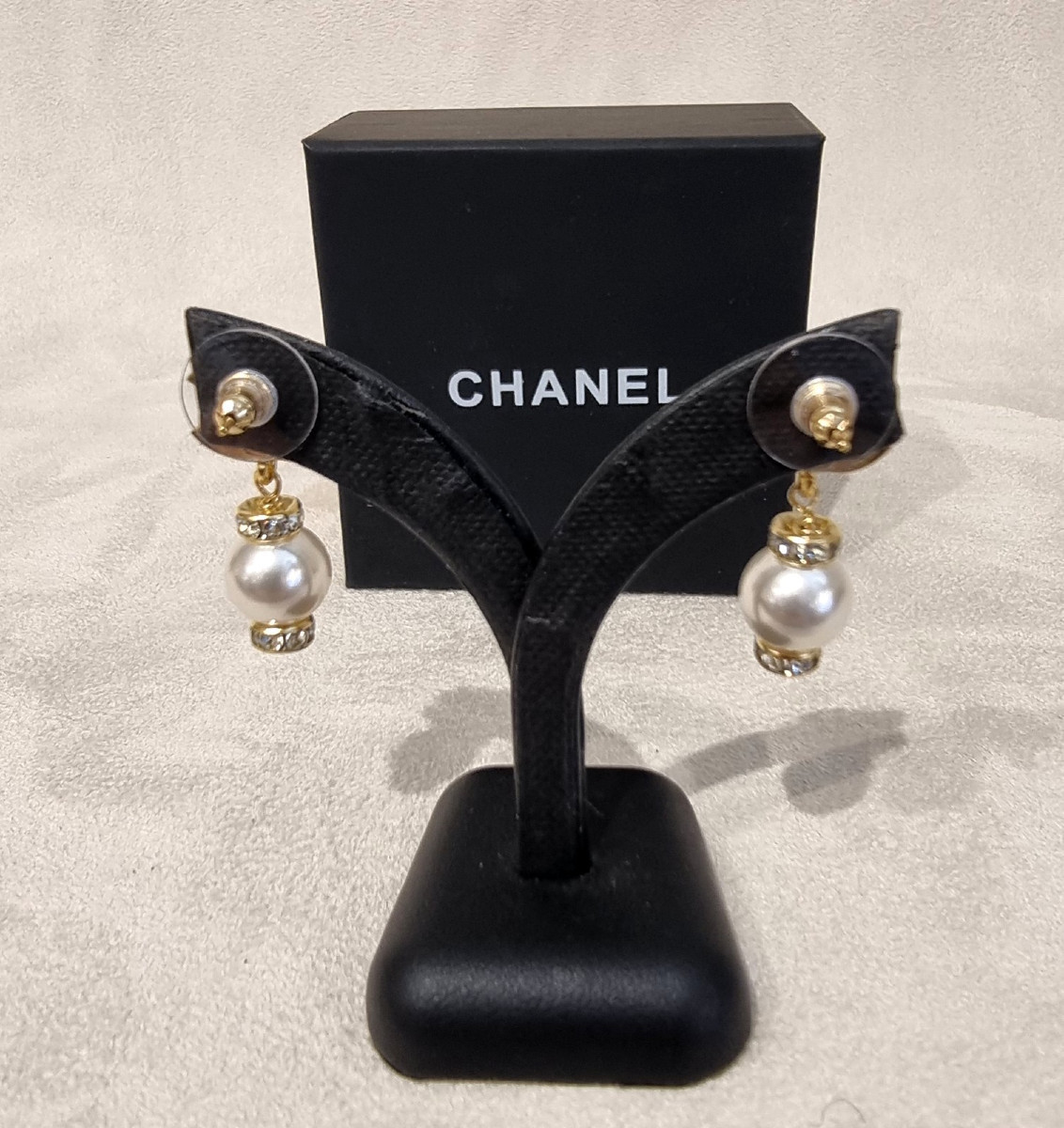 CHANEL Paire de boucles d'oreilles pendants métal doré perles de verre nacrées & cristal-photo-4