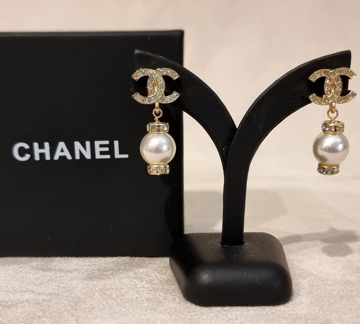 CHANEL Paire de boucles d'oreilles pendants métal doré perles de verre nacrées & cristal-photo-2