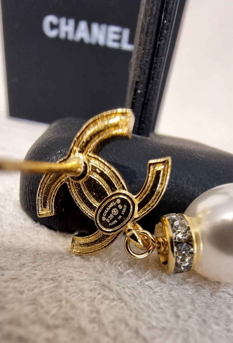 CHANEL Paire de boucles d'oreilles pendants métal doré perles de verre nacrées & cristal-photo-3